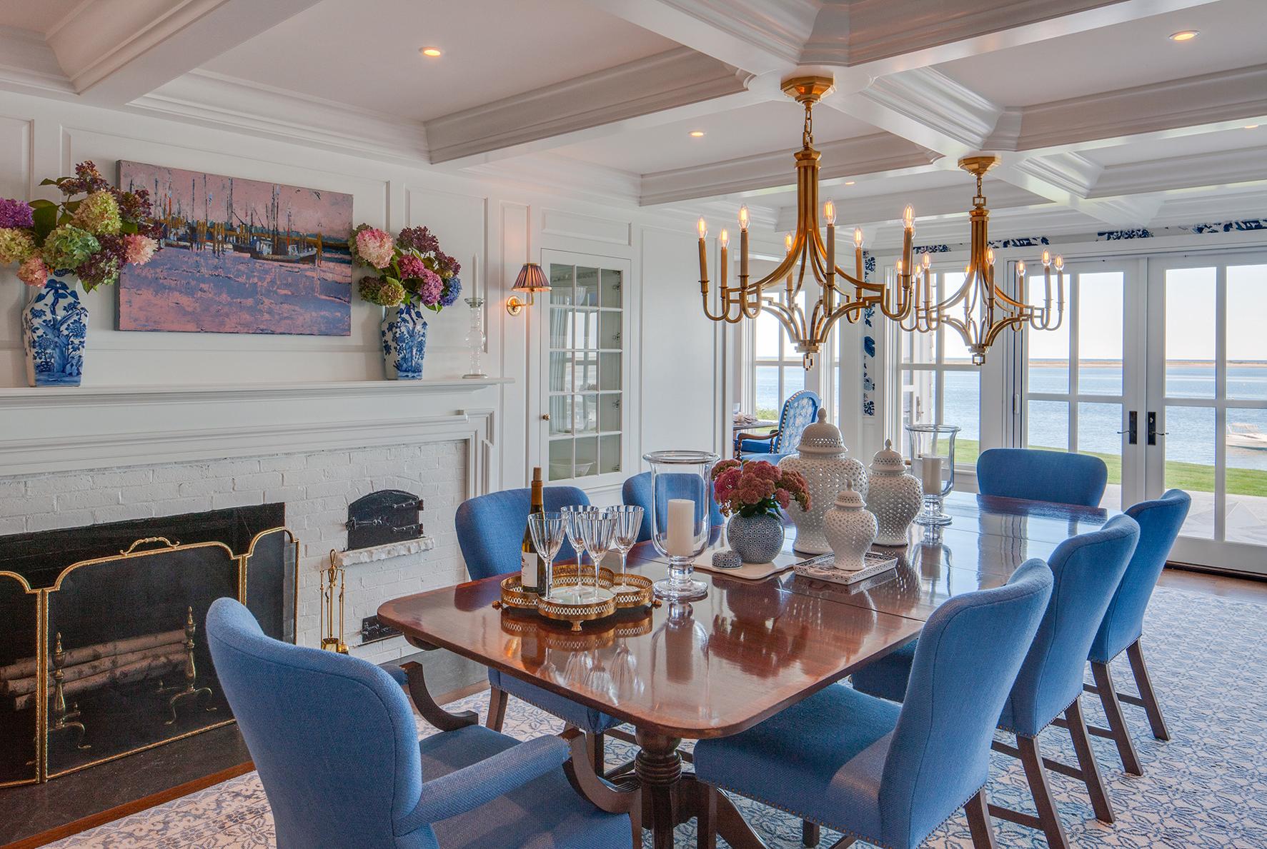 Dining area over looking the water on 角 Cod renovated by Polhemus Savery DaSilva 365体育官网客户端 Builders 