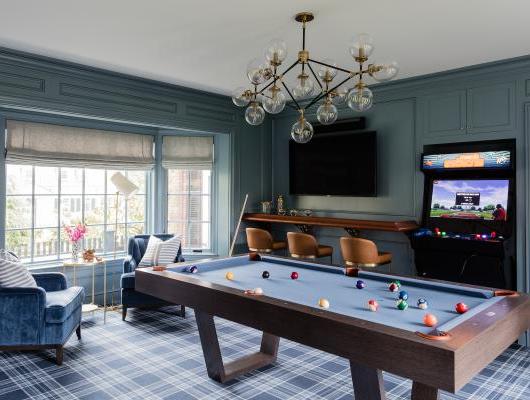 Home Game Room in Blues - Erin Gates Design; Michael J. 李摄影