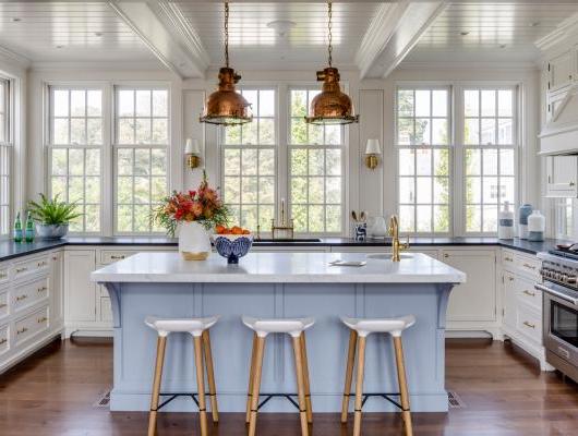 Timeless blue and white kitchen constructed by Whitla兄弟 Builders and designed by Patrick Ahearn Architect